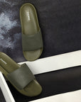 Sporty casual men’s sliders in olive green by Chupps