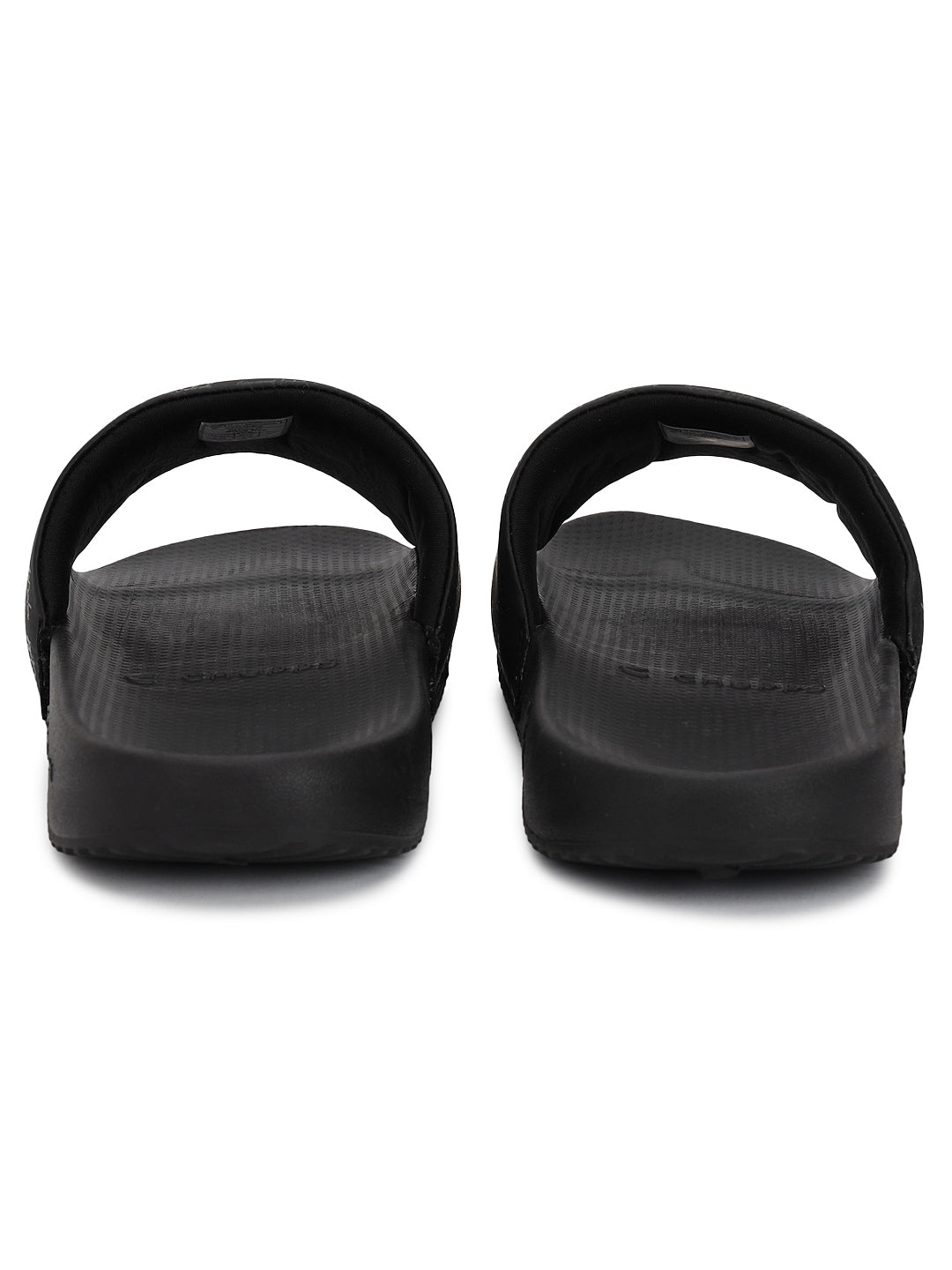 Anti-slip sole of DOT FUSION Pro on wet floor
