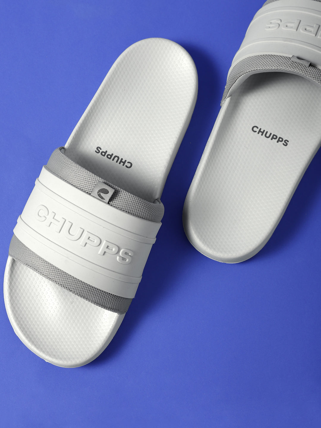 Minimal design men’s sliders in light grey for casual wear