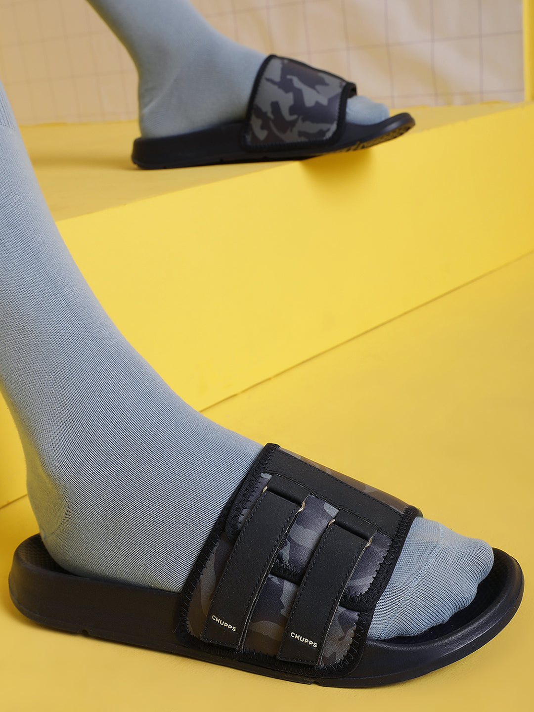 Close-up of ErgoX Plus footbed and FOAM6 padded strap for cushioning paired with grey socks for the comfy look