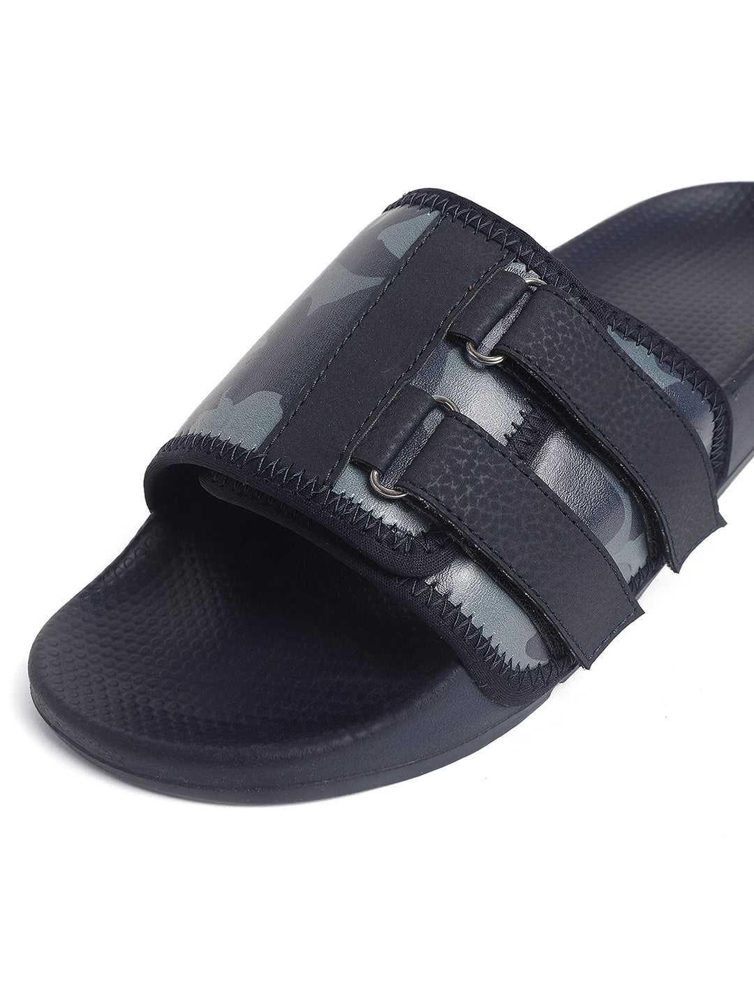 Close-up of ErgoX Plus footbed and FOAM6 padded strap for cushioning.